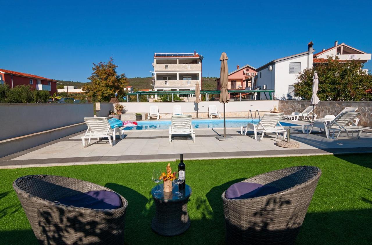 Apartment Tony With Private Pool Sukošan Esterno foto